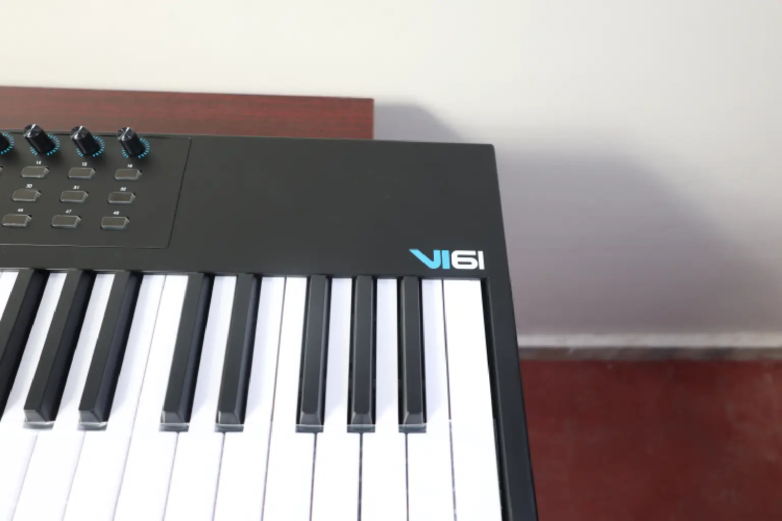 Alesis VI61 MIDI Keyboard Controller 5 MIDI out port