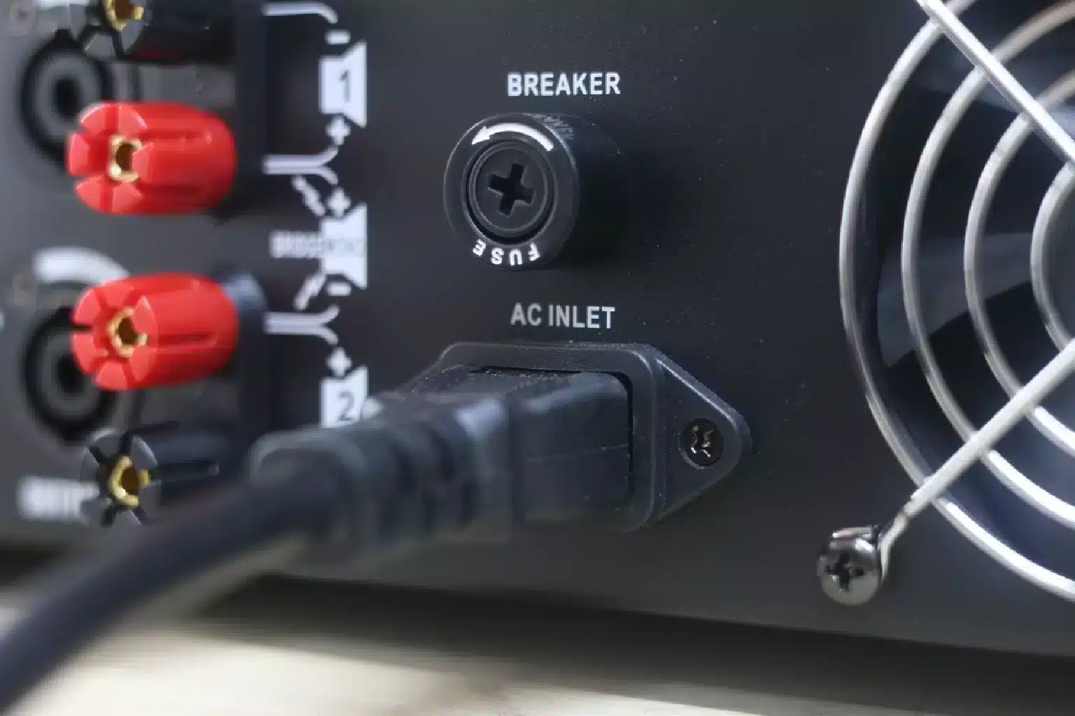 QSC RMX Series RMX 2450 Power Amplifier 4 QSC RMX 2450 power amplifier
