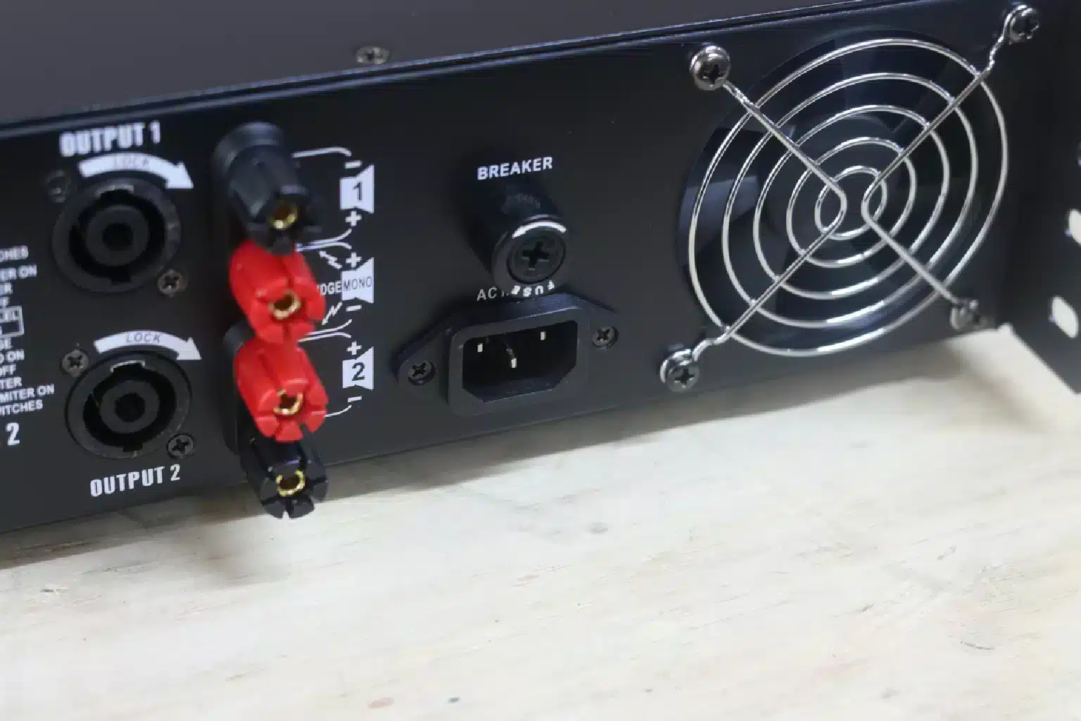QSC RMX Series RMX 2450 Power Amplifier 3 QSC RMX 2450 for live sound