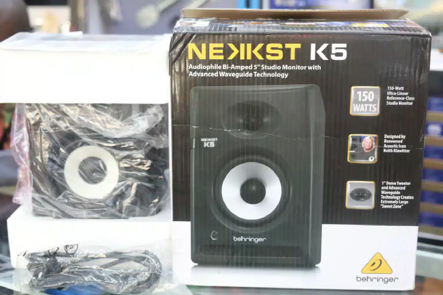 Behringer NEKKST K5 Monitor 2 Behringer Nekkst K5 professional monitor
