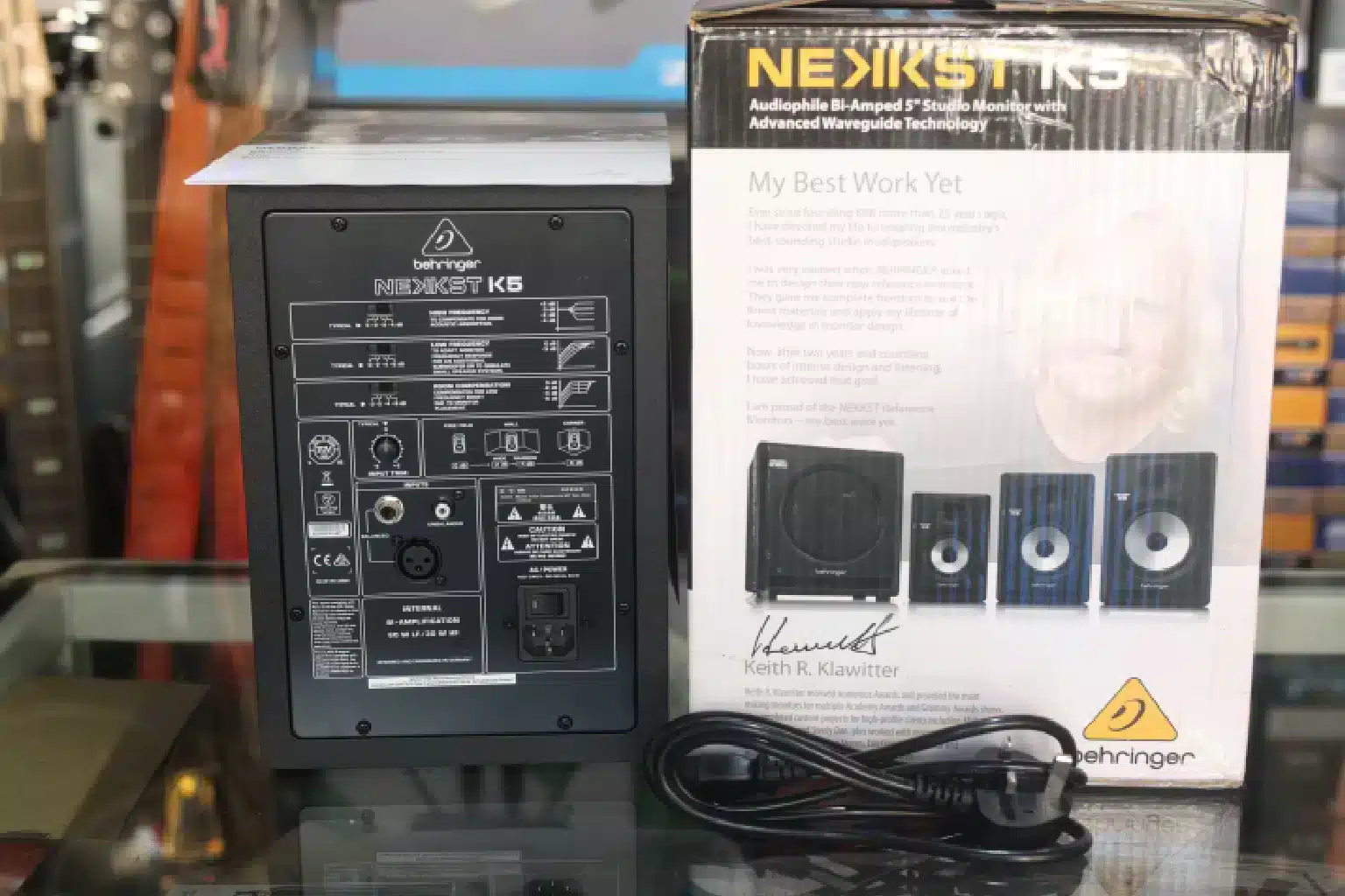 Behringer NEKKST K5 Monitor 8 Behringer Nekkst K5 active speaker