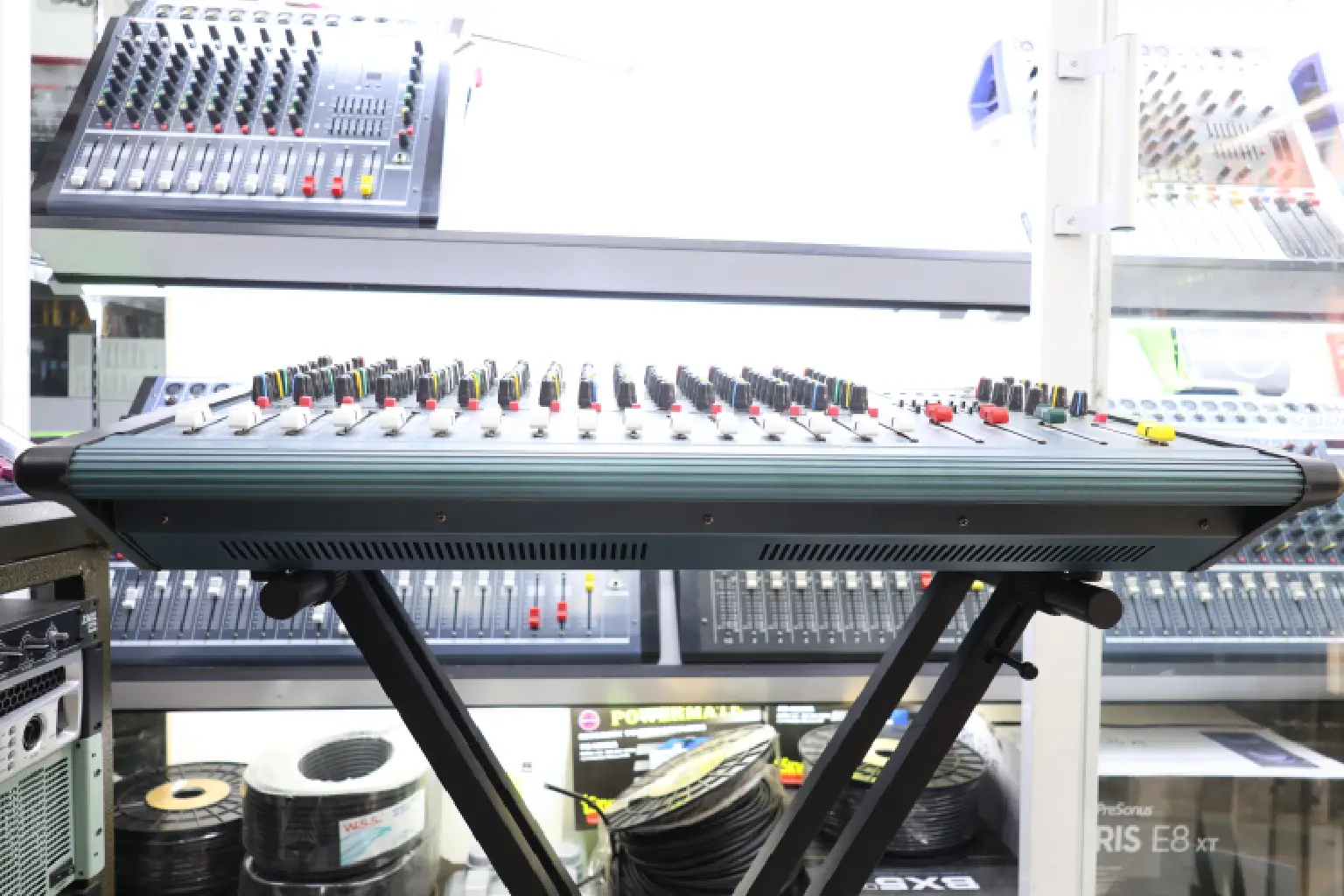 Mackie Professional Mixer MK 1600 USB 16 Channel Mixer 7 Mackie MK 1600 Connectivity