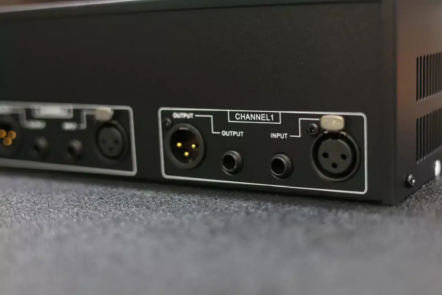 DBX 231S Graphic Equalizer 19 Behringer