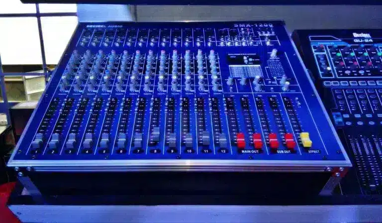 Audio powered mixer Audio powered mixer