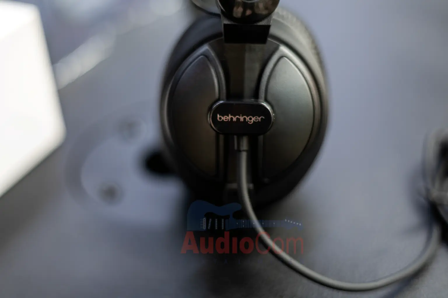 Behringer BH30 Premium Supra-Aural Closed-Back DJ Headphones 4 premium supra-aural high-fidelity dj headphones