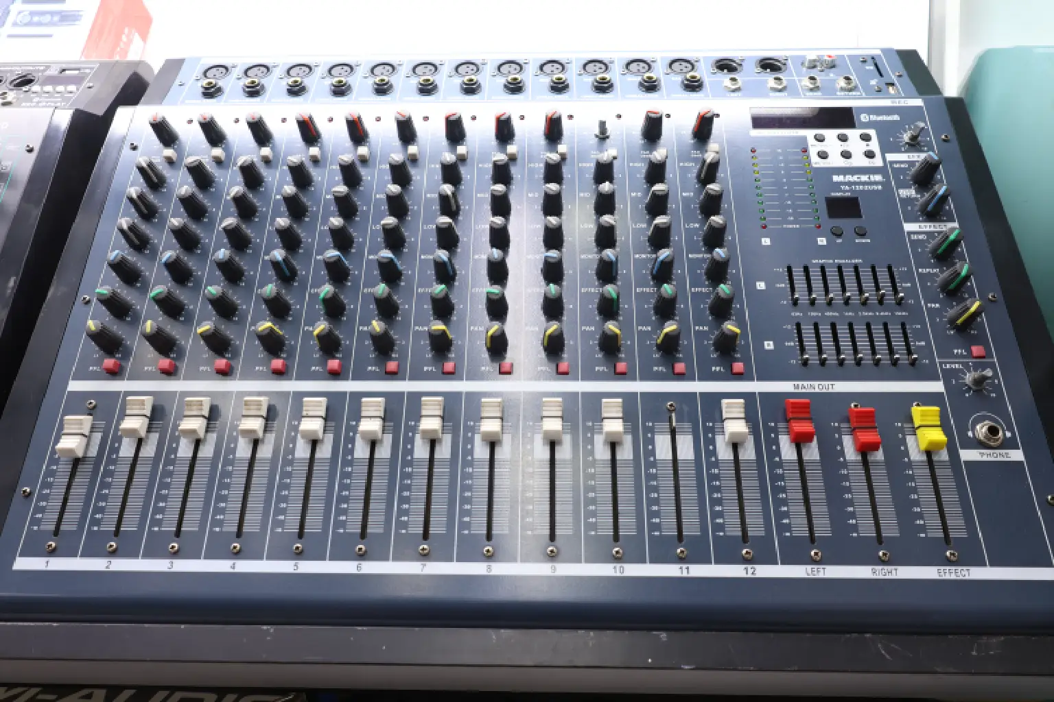 Mackie YA 1202 USB 12 Channel Mixer 2 Mackie YA 1202 outputs