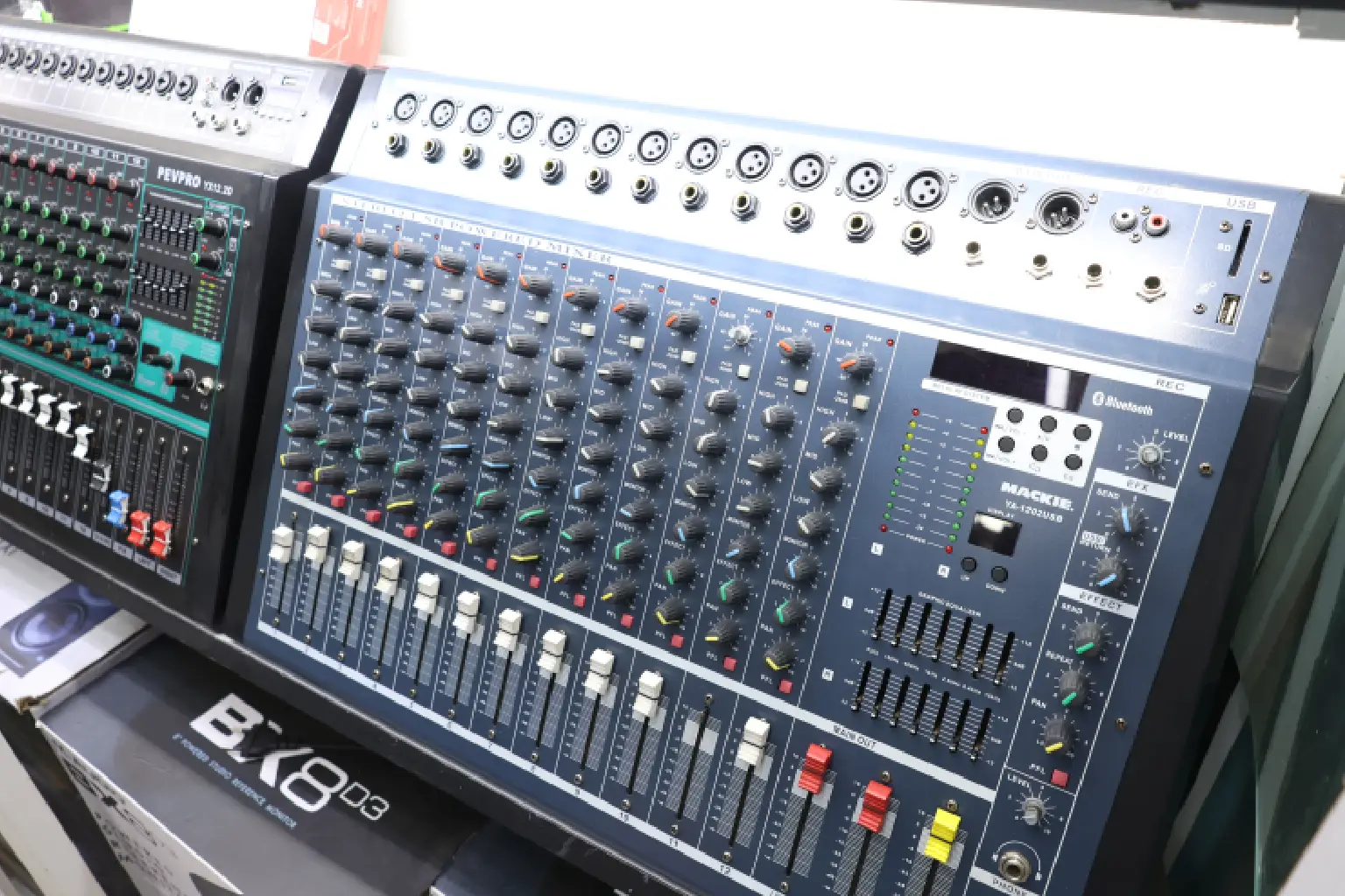 Mackie YA 1202 USB 12 Channel Mixer 8 Mackie YA 1202 USB recording