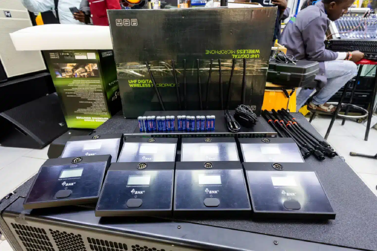 ES800CON UHF Digital Wireless Microphone 5 UHF wireless mic Kenya