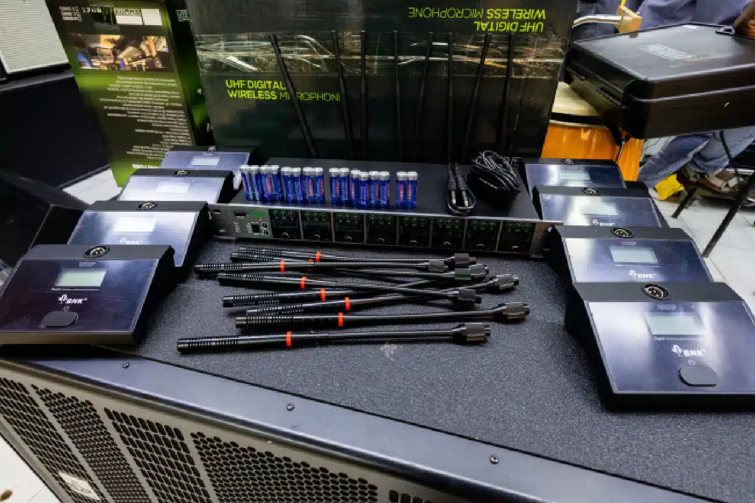 ES800CON UHF Digital Wireless Microphone 3 Best wireless microphone Kenya