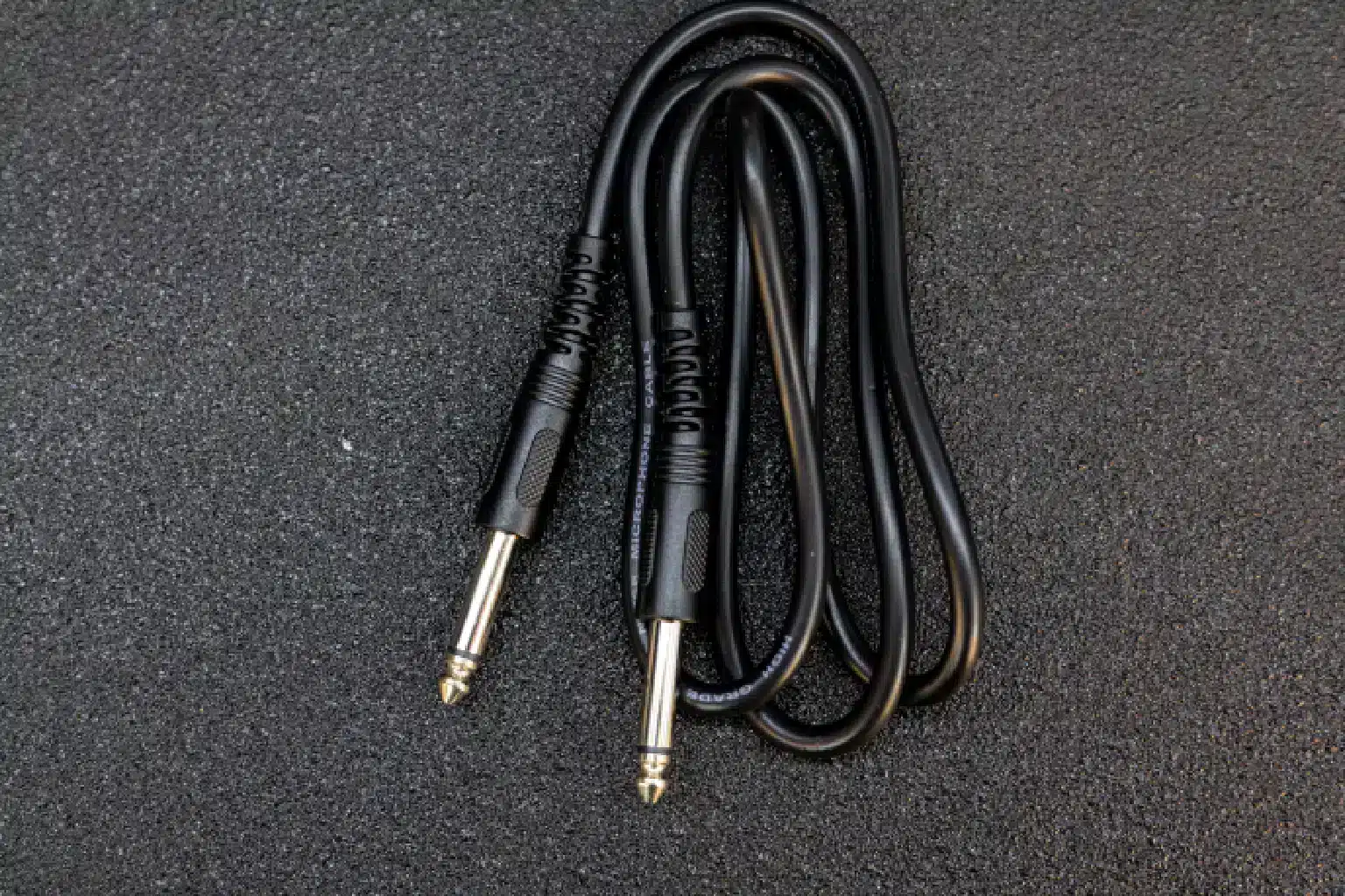 BNK IS 40 UHF Digital Wireless Microphone 2 Affordable wireless mic Kenya,