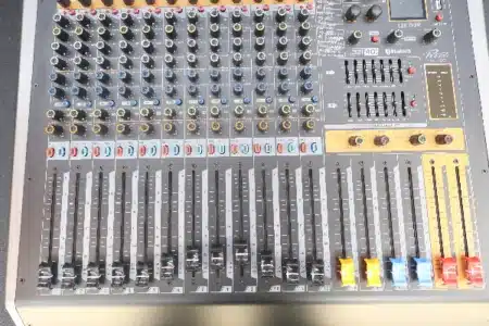 Pev Pro VX 120 12 Channel Mixer 1 Peavey Pro VX 120 Mixer