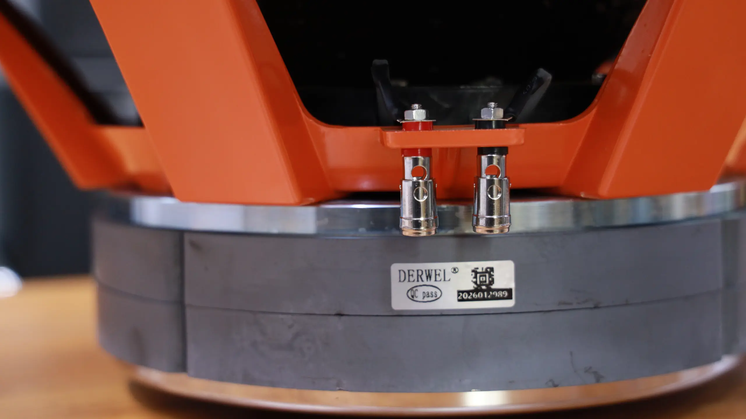 Why the Derwell PD1852 Naked Speaker Driver Is Trusted by Professional Sound Engineers 9 Derwell PD1852 Bass Speaker