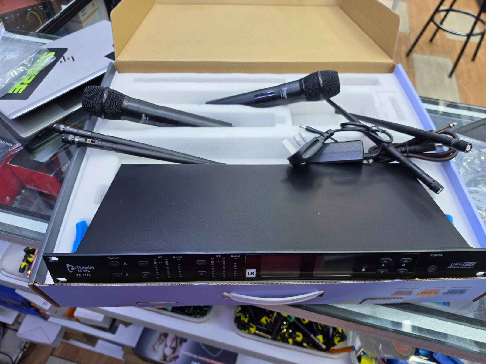 Thunder Sound TS1400 Wireless Microphone for Clear and Reliable Live Communication 9 Thunder Sound TS1400 wireless microphone for events