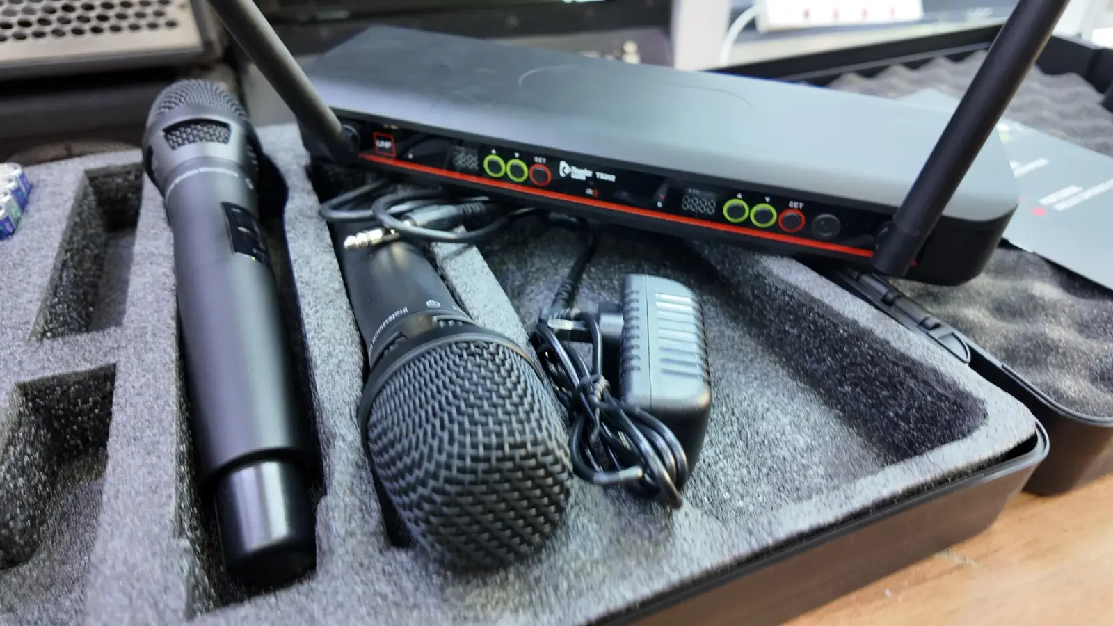 Thunder Sound TS202 Vocalset Artist UHF – Professional Wireless Microphone for Vocals, Churches and Events 10 Thunder Sound TS202 dynamic microphone