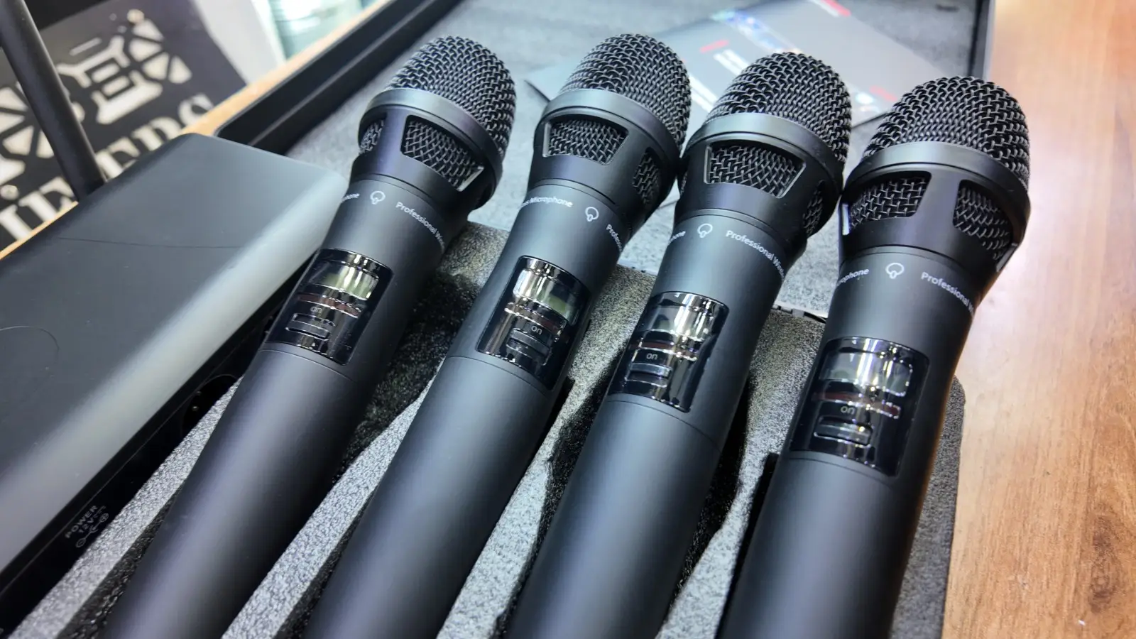 Thunder Sound TS204 Vocalset Artist UHF Wireless Microphone – Dual Mic System for Worship, DJs and Events 14 Thunder Sound TS204 dynamic microphone