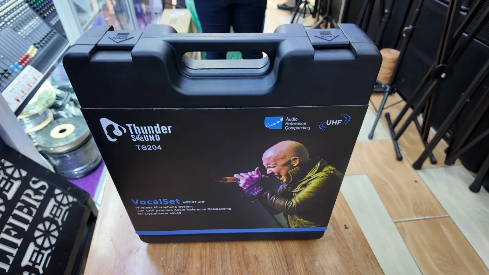 Thunder Sound TS204 Vocalset Artist UHF Wireless Microphone – Dual Handheld Wireless Mic System for Churches, Events and Performers 15 Thunder Sound TS204 microphone