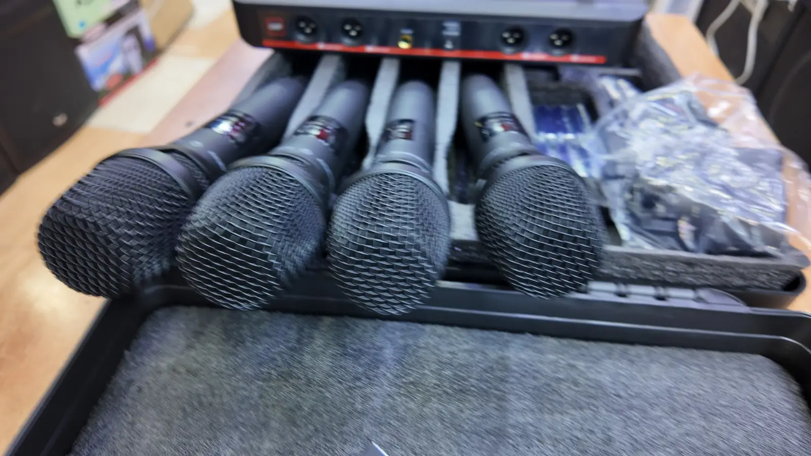 Thunder Sound TS204 Vocalset Artist UHF Wireless Microphone – Dual Mic System for Worship, DJs and Events 12 Thunder Sound TS204 vocal microphone